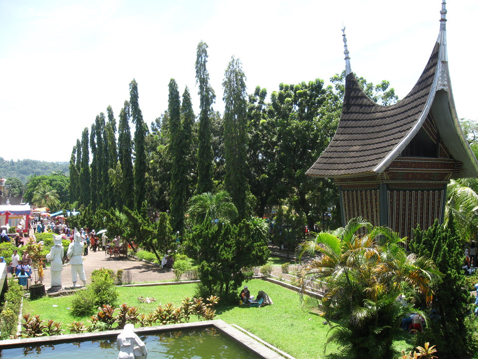 Ngôi nhà truyền thống của người Minangkabau với tên gọi Rumah Gadang sở hữu kết cấu đặc biệt, có mái cong vút như mái chùa cổ Việt Nam. Mái nhà được làm từ gỗ surian địa phương với cấu trúc hình vòm, cong vút như chiếc sừng trâu.