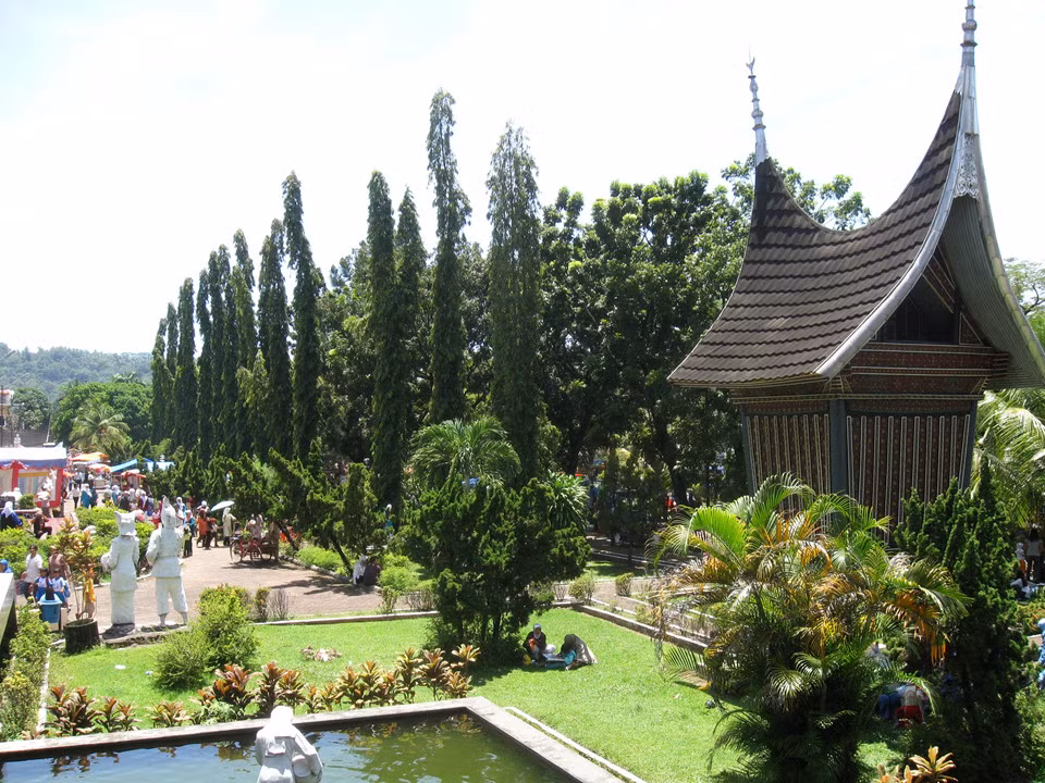 Ngôi nhà truyền thống của người Minangkabau với tên gọi Rumah Gadang sở hữu kết cấu đặc biệt, có mái cong vút như mái chùa cổ Việt Nam. Mái nhà được làm từ gỗ surian địa phương với cấu trúc hình vòm, cong vút như chiếc sừng trâu.