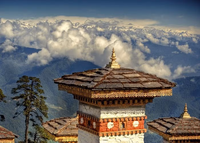 Bhutan: Đến Bhutan, du khách phải đóng phí 250 USD mỗi ngày cho việc tham quan gồm nơi ở, ăn uống, phương tiện đi lại, hướng dẫn. Visa cho du khách chỉ được cấp khi thông qua các công ty du lịch. Hơn nữa, chỉ những du khách đến từ Ấn Độ, Bangladesh và Maldives mới được miễn visa vào Bhutan. Ảnh Đèo DochuLa, Bhutan/PROGöran Höglund (Kartläsarn)/Flickr