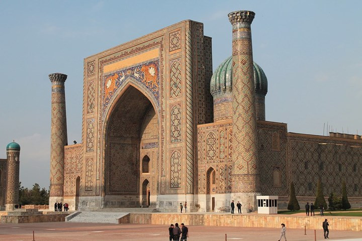 Uzbekistan: Giống như Nga, du khách cần có thư mời trước khi ghé thăm đất nước này. Hơn nữa, mọi hoạt động vui chơi, ăn uống của bạn đều cần xuất trình hộ chiếu. Ảnh Nhà thờ Hồi giáo Shir Dor, Uzbekistan/Robert Wilson/Flickr