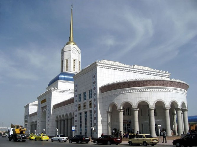 Turkmenistan: Để được nhập cảnh vào Turkmenistan, khách du lịch cần có một thư mời và phải trả tiền cho một công ty du lịch địa phương. Mạng xã hội như Facebook, Twitter và YouTube đều bị chặn ở quốc gia này. Ảnh Ga xe lửa Ashgabat, Turkmenistan/David Stanley/Flickr