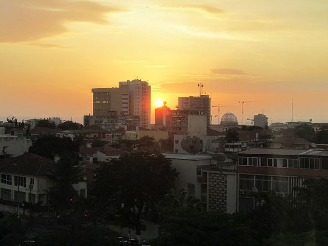 Angola: Thu hút khá nhiều du khách ghé thăm nhưng các quy định nghiêm ngặt về việc cấp visa của Angola lại là một trở ngại. Ngoại trừ công dân Namibia, tất cả người nước ngoài đều phải có visa trước khi đến Angola, cùng với một giấy chứng nhận tiêm chủng quốc tế. Ảnh Luanda, Angola | Nina / Flickr