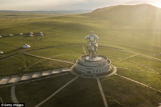 Phần không gian này có hai tầng, có thang máy và cầu thang bộ. Du khách có thể đi lên phần đầu ngựa của tượng đài và ngắm nhìn toàn cảnh khu vực xung quanh.