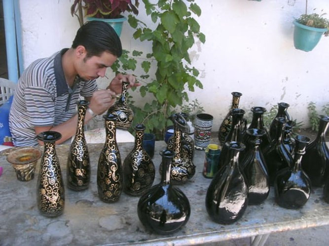 Cái nôi của phương pháp thổi thủy tinh: Khoảng năm 100 TCN, một nghệ nhân vô danh người Syria sử dụng một ống sắt mỏng có một giọt keo thủy tinh ở đầu bên kia. Sau khi thổi vào đầu ống còn lại, nghệ nhân này thấy có thể tạo ra bình thủy tinh hình tròn mà không cần đến khung đất sét như trước kia, vốn tốn thời gian và công sức hơn nhiều. Ý tưởng này sau này thay đổi ngành thủy tinh thế giới. Ảnh Buzzfeed