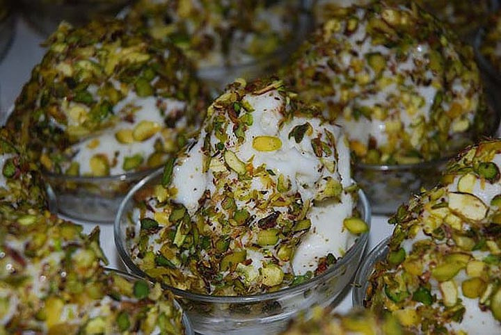 Phát minh ra món kem: Kem có nguồn gốc sâu xa từ văn hóa Arab. Người phổ biến kem ốc quế ra thị trường lại là một người Mỹ gốc Syria. Ở Syria cũng có một quán kem hơn 130 tuổi tên Bakdash ở Damascus. Tuy nhiên, ngày nay không mấy người dân Syria được hưởng những thú vui xa xỉ đó nữa. Ảnh Buzzfeed