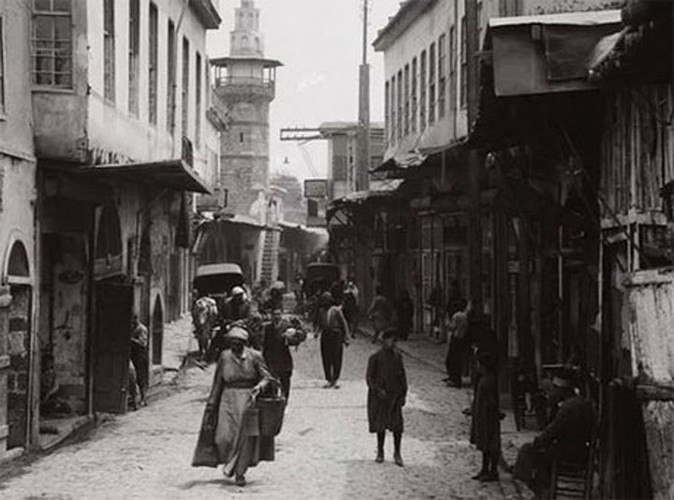 Thành phố lâu đời nhất trong lịch sử: Damascus - thủ đô của Syria được xây dựng từ thiên niên kỷ thứ 3 TCN. Tuổi đời của nó gấp 2 lần thủ đô London của Anh, lâu đời hơn những thành phố như Istanbul hay Rome. Ảnh Bab Sharqi, hay còn gọi là "Cánh cổng Mặt trời" cổ đại, vẫn còn tồn tại cho đến ngày nay ở Syria. Ảnh Buzzfeed.