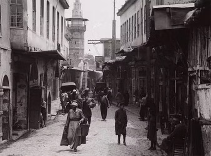 Thành phố lâu đời nhất trong lịch sử: Damascus - thủ đô của Syria được xây dựng từ thiên niên kỷ thứ 3 TCN. Tuổi đời của nó gấp 2 lần thủ đô London của Anh, lâu đời hơn những thành phố như Istanbul hay Rome. Ảnh Bab Sharqi, hay còn gọi là "Cánh cổng Mặt trời" cổ đại, vẫn còn tồn tại cho đến ngày nay ở Syria. Ảnh Buzzfeed.