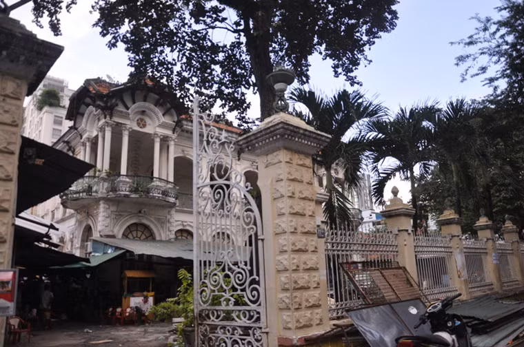 Mới đây, căn biệt thự rộng hàng nghìn mét vuông đã có người mua với giá 35 triệu USD (tương đương 750 tỷ đồng) và những ngày qua, chủ nhân cũ của căn biệt thự cổ đang dọn dẹp để bàn giao nhà.