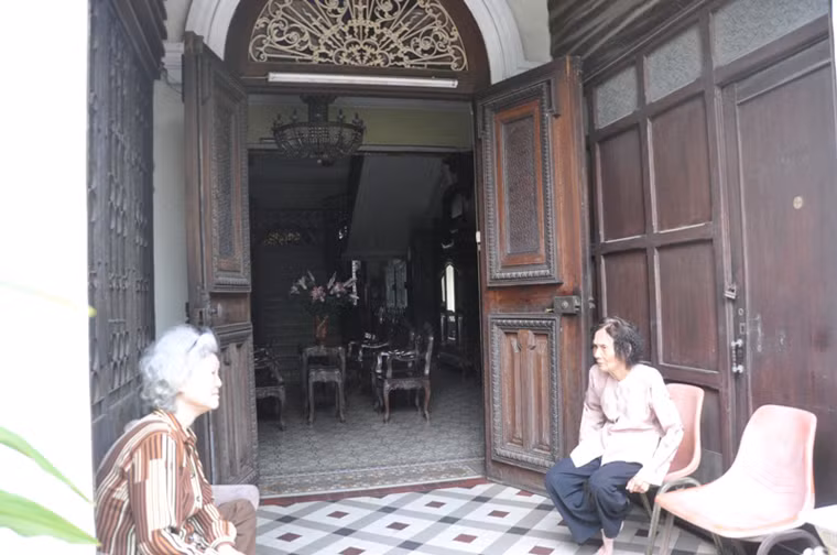 Tài sản "kếch sù" này khó ai có thể ngờ là của 2 cụ bà tuổi "thất thập": Cụ Đặng Kim Chi (SN 1938) và cụ Nguyễn Thị Kim Sa Dang (SN 1934). Tuy nhiên cả 2 cụ đều không muốn nói về những vấn đề liên quan đến căn biệt thư do mình đồng sở hữu.