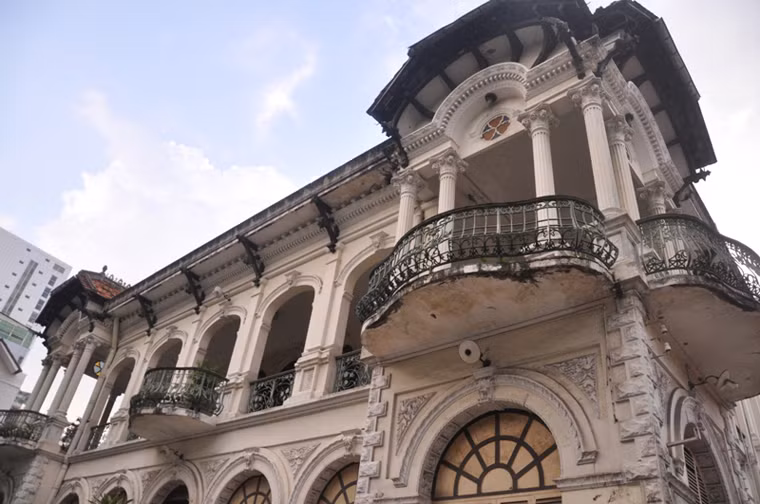 Kiến trúc của căn nhà được thiết kế theo phong cách biệt thự Pháp cổ. Vật liệu xây dựng được chuyển từ Pháp sang.