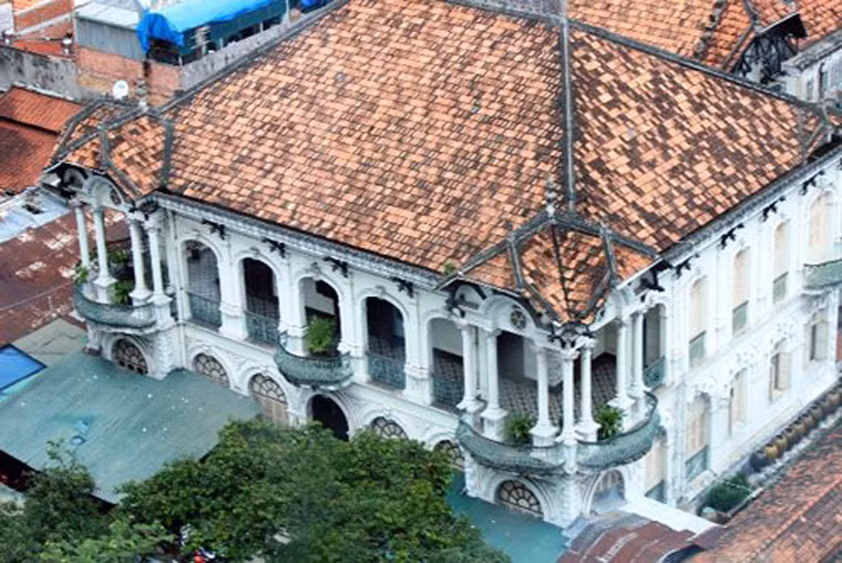 Phần mái được lợp bằng ngói đỏ, qua thời gian đã nhuốm màu rêu phong càng làm cho ngôi biệt thự thêm cổ kính.