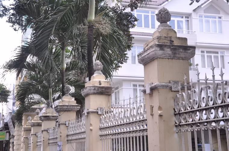 Ông Nguyễn Anh Tuấn, Phó Giám đốc Trung tâm Nghiên cứu kiến trúc Sở Quy hoạch - Kiến trúc TP HCM cho biết: "Căn biệt thự nằm trong danh mục kiểm kê các biệt thự cổ trên địa bàn TP. Các giao dịch, chuyển nhượng là quyền của chủ sở hữu nhưng nếu thay đổi thiết kế, kết cấu thì phải xin phép và được sự đồng ý của UBND TP HCM".