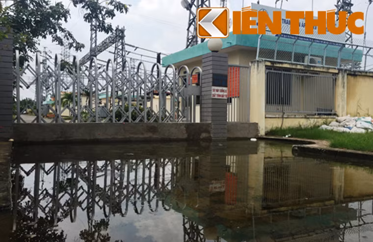 Bước đầu Khu QLGT Đô thị số 4 xác định nguyên nhân là tuyến đường Phạm Hữu Lầu chưa có hệ thống thoát nước, nhà dân xung quan nâng nền lên cao khiến nước đổ dồn về trạm biến áp. Sáng 19/10, dù trời không mưa nhưng ghi nhận của Kiến Thức tại trước cổng trạm biến áp 500kV Nhà bè vẫn đang ngập nặng.