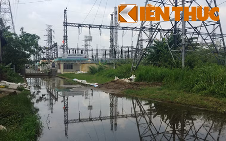 Theo nhân viên trạm biến áp cho biết, trong cơn mưa lịch sử chiều 15/9 vừa qua, trạm biến áp bị ngập sâu gần 1m và lực lượng cứu hộ- cứu nạn (Cảnh sát PCCC TP HCM) phải hỗ trợ bơm nước suốt nhiều giờ khi mực nước sát mí các thiết bị vận hành. Tuy nhiên trong những ngày qua, khi tuyến đường Phạm Hữu Lâu vừa được nâng cấp nhưng không có hệ thống thoát nước và trạm biến áp nằm nơi trũng thấp nên nơi đây thường xuyên trong tình trạng ngập nặng.