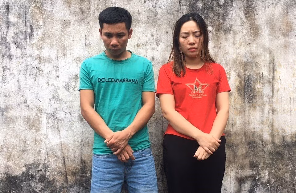  Bắt ổ nhóm trộm, tiêu thụ 2 tấn chó ở Nghệ An: Ngày 9/6, Công an tỉnh Nghệ An cho biết, Phòng Cảnh sát hình sự (PC02) vừa phối hợp với Công an huyện Quỳ Hợp phá thành công chuyên án, bắt nhiều đối tượng trong ổ nhóm trộm chó liên huyện. Cơ quan công an xác định 2 đối tượng cầm đầu ổ nhóm chuyên trộm chó là Hoàng Đức Thuận, Nguyễn Thị Lan (cùng trú tại huyện Quỳ Hợp). Bước đầu, các đối tượng khai nhận từ đầu tháng 5/2023 đến nay ổ nhóm này đã trộm và tiêu thụ hơn 2 tấn chó trên địa bàn các huyện Quỳ Hợp, Nghĩa Đàn, Quỳ Châu, Tân Kỳ và thị xã Thái Hoà… 