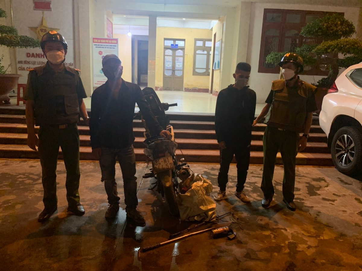  Vừa trộm được chó, 2 thanh niên chạm trán Tổ công tác 151: Đêm 8/8/2022, tại chân cầu Phú Lương cũ thuộc địa phận phường Ngọc Châu, TP Hải Dương, Tổ công tác 151 Công an TP Hải Dương phát hiện 2 đối tượng trên đi trên xe mô tô BKS 34N1- 04452 có nhiều biểu hiện nghi vấn. Tiến hành dừng xe kiểm tra, Tổ công tác phát hiện trên xe có bộ dụng cụ trộm chó (gồm 1 bình xịt hơi cay, 1 dao phóng lợn, 1 bộ dây kích điện) và 1 con chó đựng trong bao tải. Tại cơ quan công an, hai đối tượng khai nhận, đây là con chó vừa trộm được, các dụng cụ trên mang theo để trộm chó. 