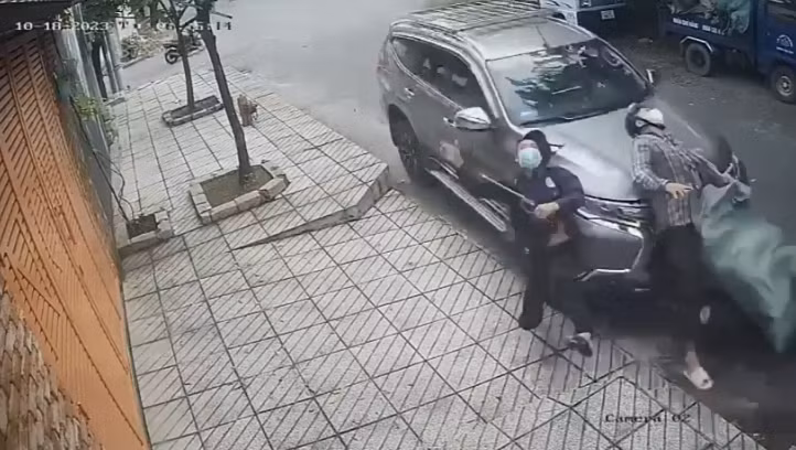 Hai ke trom cho bi o to dam va loat ket bi hai cua “cau tac“