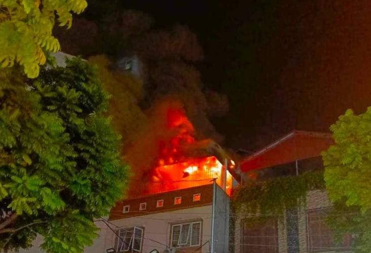 Ha Noi: Nha 3 tang chay du doi trong dem, nhieu nguoi hoang loan