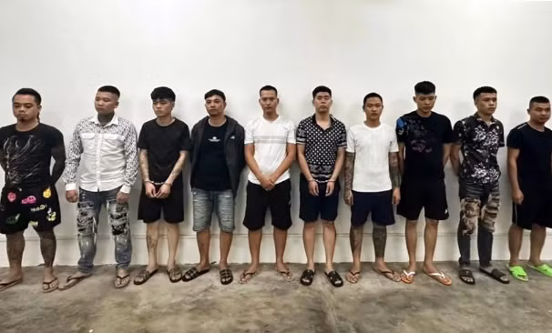  Bắt giữ nhóm cho vay nặng lãi lên đến 800%/năm: Ngày 9/10, Công an thành phố Tuy Hòa cho biết đã bắt người bị giữ trong trường hợp khẩn cấp và ra quyết định tạm giữ hình sự đối với Nguyễn Hoàng Thiên (24 tuổi), Vũ Ngọc Duy và Vũ Quang Khoa (cùng 26 tuổi, trú tỉnh Hà Nam) về hành vi cho vay lãi nặng trong giao dịch dân sự. Quá trình điều tra xác định, từ tháng 10/2022 đến nay, các đối tượng đã cho nhiều người dân trên địa bàn tỉnh Phú Yên vay số tiền hàng tỷ đồng với lãi suất 400-800%/năm.