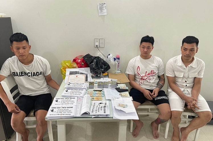  Cho vay nặng lãi từ 110-360%/năm: Ngày 6/10, Công an tỉnh Quảng Bình cho biết đã phá thành công chuyên án tín dụng đen, làm rõ 15 đối tượng liên quan hoạt động cho vay nặng lãi liên tỉnh, với lãi suất từ 110-360%/năm. Từ đầu năm 2023 đến nay đã cho hàng trăm người trên địa bàn tỉnh Quảng Bình vay số tiền trên 3 tỷ đồng với lãi suất từ 110-360%/năm. Những người vay nợ khi chưa kịp trả tiền thì các đối tượng này sẽ nhắn tin khủng bố, đe dọa và ném chất bẩn vào nhà.