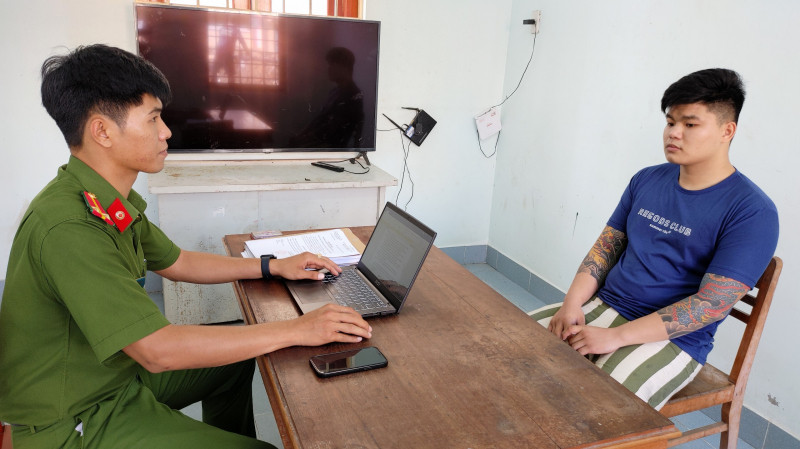  Cho vay lãi nặng 360%/năm ở An Giang: Ngày 9/10, Công an thị xã Tân Châu, tỉnh An Giang đã khởi tố bị can và bắt tạm giam đối với Nguyễn Văn Hoàng (SN 2003, trú thị xã Tân Châu, An Giang) về hành vi “Cho vay lãi nặng trong giao dịch dân sự”. Từ tháng 5/2023 đến khi bị khởi tố điều tra, Hoàng đã thực hiện hành vi cho vay nặng lãi cho bà D. và 15 người trên địa bàn thị xã Tân Châu và các huyện lân cận với mức lãi suất 360%/năm, thu lợi bất chính hơn 120 triệu đồng.