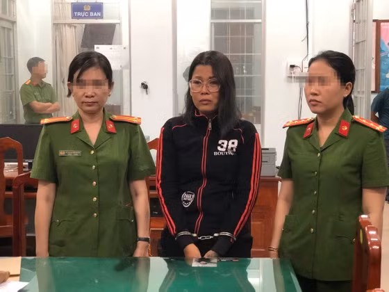  Cho vay lãi nặng 720%/năm ở Trà Vinh: Ngày 5/10, Công an tỉnh Trà Vinh đã khởi tố bị can, bắt tạm giam và khám xét nơi ở đối với Dương Ngọc Hân (41 tuổi, ngụ khóm 2, phường 5, TP Trà Vinh) để điều tra về hành vi cho vay lãi nặng trong giao dịch dân sự. Hân cùng chồng là Ngô Thanh Phong (38 tuổi, ngụ cùng địa chỉ) cho vay với lãi suất 2%/ngày, 60%/tháng và 720%/năm. Quá trình xác minh, cơ quan công an xác định được 7 người vay tiền của Hân với tổng số tiền 1 tỷ 125 triệu đồng và đã đóng lãi 920 triệu đồng. Vợ chồng Hân đã thu lợi bất chính số tiền 308 triệu đồng (số tiền thu lãi chênh lệch so với lãi suất quy định của Nhà nước).