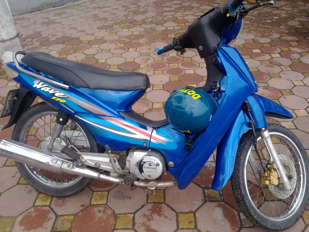 Điều đáng lưu ý là sau khi án mạng xảy ra, Cơ quan CSĐT đã tìm thấy chiếc xe Wave màu xanh, loại Trung Quốc BS: 95H1-2881 của tên Quang vẫn còn để lại tại phòng ngủ, nơi tìm thấy chiếc ĐTDĐ của Uyên. Sau khi gây án, Quang gọi điện kêu bà Nhung mang xe xuống quận Phú Nhuận để giao cho hắn, nhưng sau đó Quang bặt vô âm tín. Sáng 9/8/2013, biết mình không thoát lưới pháp luật, Quang đã đến CAQ Phú Nhuận đầu thú, khai nhận tất cả hành vi tội ác của mình. (Ảnh minh họa, nguồn Internet) 