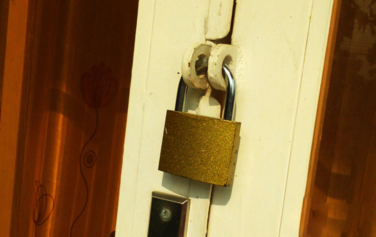 Quân được Quang cho biết là Uyên đã đi khỏi nhà cùng với cha ruột là ông Lê Văn Lộc (SN 1965) từ khoảng 8h sáng cùng ngày. Thấy nghi ngờ, Quân liền gọi điện hỏi thì ông Lộc phủ nhận sự việc trên. Linh tính có chuyện chẳng lành, Quân lớn tiếng nói: “Ông mở cửa cho tôi vào xem. Nếu không, tôi sẽ đi báo công an đó!”. Lúc này Quang mới chịu mở cửa rồi bỏ đi. Quân liền chạy vào trong phòng ngủ để tìm Uyên, nhưng không thấy. Bất chợt, Quân nhìn thấy chiếc ĐTDĐ của Uyên nằm ở một xó phòng. Bên trên tấm ra lót nệm và góc tường có nhiều vết máu nhạt. (Ảnh minh họa, nguồn Internet)