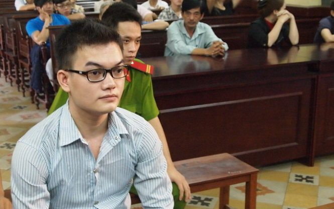 Khi mới bị bắt, Quang khai có hiếp dâm chị Uyên, nhưng sau đó phản cung đồng thời qua khám nghiệm tử thi các cơ quan tiến hành tố tụng không phát hiện dấu vết của hành vi hiếp dâm nên đình chỉ điều tra tội danh này đối với hung thủ. TAND TP HCM đã tuyên Quang tử hình tội giết người. Sau xử sơ thẩm, Quang đã kháng cáo xin được giảm tội chết. Tuy nhiên, tại phiên tòa phúc thẩm, HĐXX nhận định hành vi giết người của bị cáo vô cùng tàn độc, mất hết tính người nên cần loại bỏ vĩnh viễn ra khỏi đời sống xã hội mới đủ sức răn đe. Tòa phúc thẩm TAND Tối cao tại TP.HCM đã bác đơn kháng cáo, tuyên y án tử hình. 