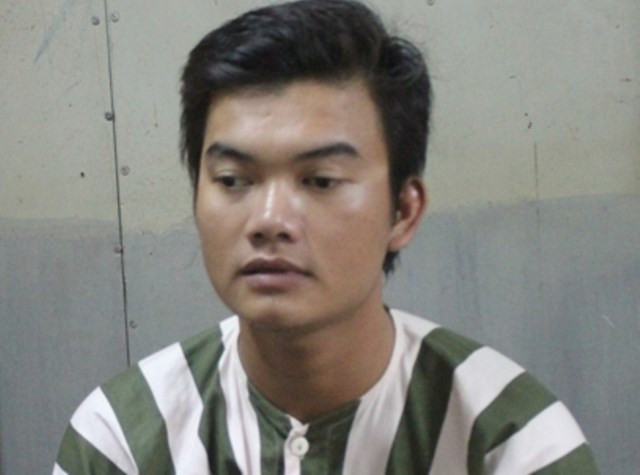 Trong lúc Quang đang thực hiện hành vi thì anh Quân (bạn trai Uyên) đến gõ cửa. Quang mặc quần jeans ở trần chạy ra nói không có người ở nhà. Anh Quân nghi ngờ đòi gọi công an thì Quang mở cửa bỏ đi. Đến tối cùng ngày, khi gia đình đang tổ chức lễ tang cho chị Uyên thì Quang đến gặp bà Nhung xin lỗi. Tại phiên tòa xét xử diễn ra vào tháng 10/2014, theo đại diện VKS, việc hung thủ ở đám tang suốt đêm, nhưng bà mẹ không báo công an thì có thể bị khép tội không tố giác tội phạm. Rất may là sáng hôm sau hung thủ đã đến công an trình báo, nếu không thì bà đã vô tình gây khó khăn cho công tác điều tra, phá án. 