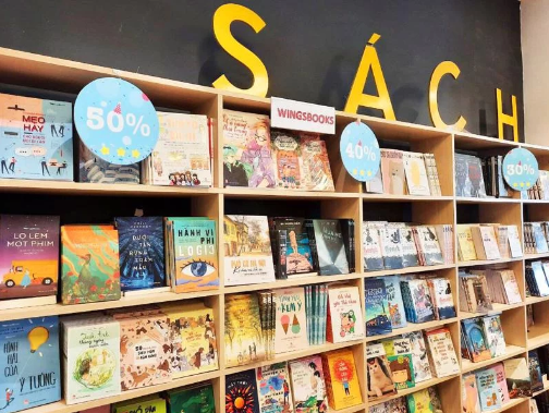 Lê Huỳnh Tuấn Luân (SN 1991, anh trai của Uyên) cho biết, thường ngày cả nhà (trừ bà Nhung) đều đi làm, đi học, còn cha (ông Lộc) thì làm tài xế, thường xuyên vắng nhà. Ở nhà chỉ còn lại mỗi mình bà Nhung. Khoảng hơn năm nay, bà Nhung cặp bồ với Quang, kém bà 20 tuổi. Trước đây, Quang từng làm bảo vệ, hiện đang thất nghiệp. Sau nhiều lần bị Luân phản đối, bà Nhung hứa sẽ chia tay với Quang và đã nhiều lần tránh mặt. Suốt nhiều ngày liền, người dân ở xung quanh nhà bà Nhung vẫn thấy Quang thường lảng vảng trước cửa nhà bà. Trước khi vụ án xảy ra, bà Nhung đã nói: “Thằng Quang nói nếu tao bỏ nó thì nó sẽ giết tao!”. (Ảnh minh họa, nguồn Internet) 