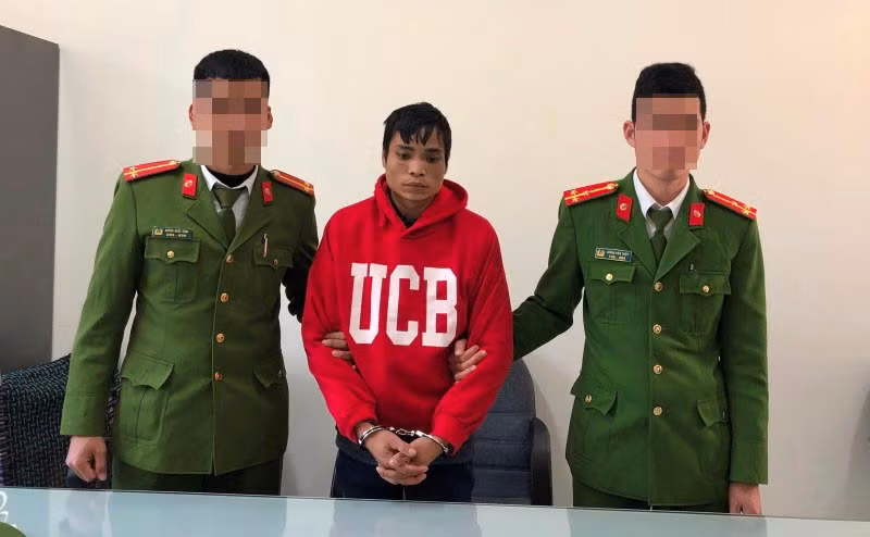 Do đường xấu nên cả hai phải đi bộ vào. Lợi dụng lúc sơ hở, Sinh đã dùng khúc gỗ liên tiếp đập vào đầu nạn nhân. Khi anh Vềnh gục xuống, nhưng vẫn thở, Hù Văn Sinh tiếp tục dùng gậy đập, chọc, dùng dao cắt cổ nạn nhân đến chết rồi lục ví lấy đi hơn 14,1 triệu đồng. Sau khi gây án, Sinh bình tĩnh xóa mọi dấu vết tại hiện trường (lấy cây khô che giấu xác nạn nhân, ném điện thoại, mũ bảo hiểm, lồng sắt để đựng lợn). Ngày hôm sau, Sinh cùng vợ bỏ trốn về Hà Nội.