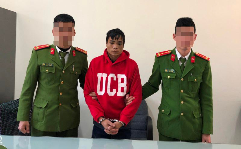 Do đường xấu nên cả hai phải đi bộ vào. Lợi dụng lúc sơ hở, Sinh đã dùng khúc gỗ liên tiếp đập vào đầu nạn nhân. Khi anh Vềnh gục xuống, nhưng vẫn thở, Hù Văn Sinh tiếp tục dùng gậy đập, chọc, dùng dao cắt cổ nạn nhân đến chết rồi lục ví lấy đi hơn 14,1 triệu đồng. Sau khi gây án, Sinh bình tĩnh xóa mọi dấu vết tại hiện trường (lấy cây khô che giấu xác nạn nhân, ném điện thoại, mũ bảo hiểm, lồng sắt để đựng lợn). Ngày hôm sau, Sinh cùng vợ bỏ trốn về Hà Nội.