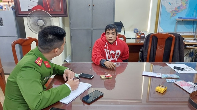 Tại CQĐT, Sinh khai nhận, bản thân có quen biết nạn nhân trong quá trình làm ăn. Do túng thiếu tiền mua ma túy, Sinh đã lên kế hoạch giết anh Vềnh để cướp tài sản. Ngày 30/12/2020, Hù Văn Sinh chuẩn bị dao bấm, găng tay rồi liên hệ anh Má A Vềnh đi mua lợn. Trên đường vào xã Mường Mít, huyện Than Uyên, phát hiện lối rẽ lên núi vắng vẻ, Sinh đã lừa anh Vềnh đi vào lối này để tìm cơ hội sẽ gây án.