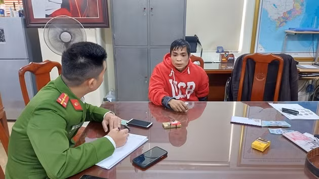 Tại CQĐT, Sinh khai nhận, bản thân có quen biết nạn nhân trong quá trình làm ăn. Do túng thiếu tiền mua ma túy, Sinh đã lên kế hoạch giết anh Vềnh để cướp tài sản. Ngày 30/12/2020, Hù Văn Sinh chuẩn bị dao bấm, găng tay rồi liên hệ anh Má A Vềnh đi mua lợn. Trên đường vào xã Mường Mít, huyện Than Uyên, phát hiện lối rẽ lên núi vắng vẻ, Sinh đã lừa anh Vềnh đi vào lối này để tìm cơ hội sẽ gây án.