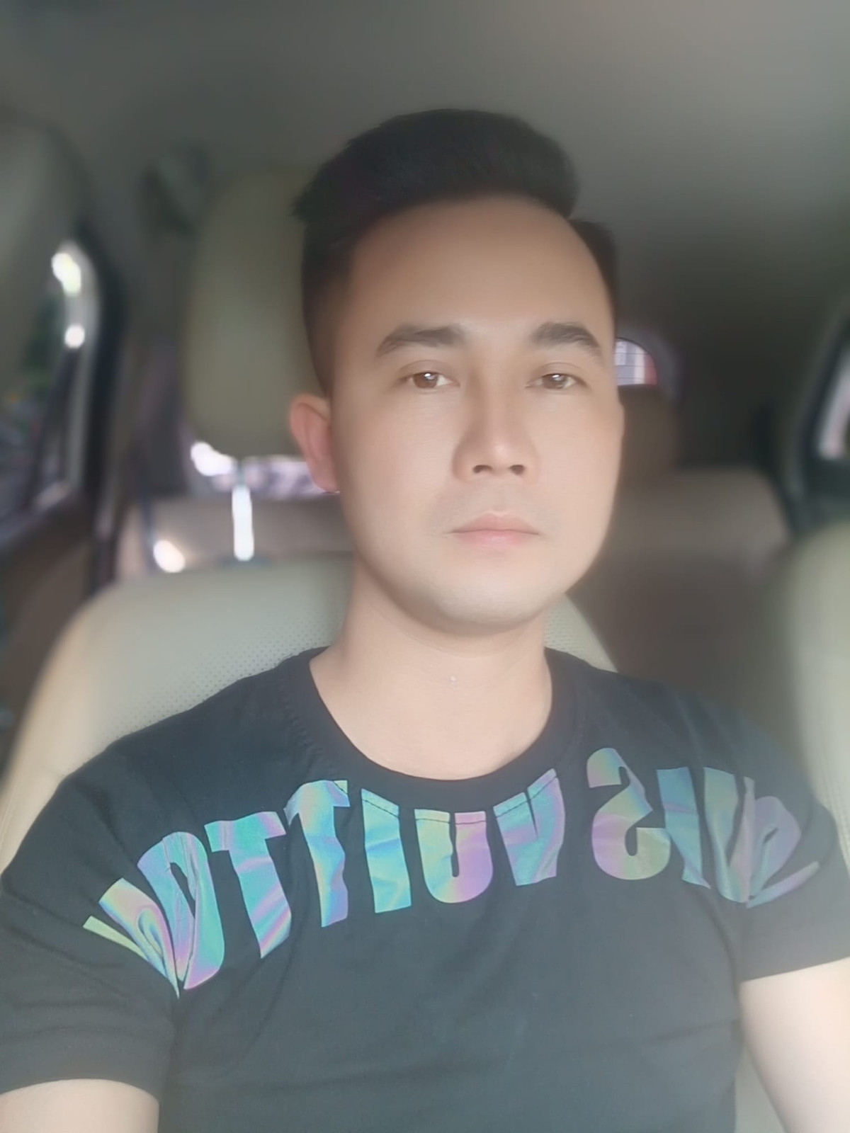  Cô gái bị phân xác, phi tang xuống sông Hồng: Chiều 16/10, Công an TP Hà Nội tổ chức họp báo thông tin về vụ phân xác á khôi tại bờ sông Hồng thuộc thôn 2 Giang Cao, xã Bát Tràng, huyện Gia Lâm. Lãnh đạo Công an TP Hà Nội thông tin, Tạ Duy Khanh (38 tuổi, quê Thái Bình) có quan hệ quen biết với Hồ Yến Nhi (17 tuổi, ở Hà Nội). Ngày 10/10, Khanh đưa Nhi về nhà ở xã Đa Tốn, huyện Gia Lâm, Hà Nội. Khi vào phòng khách, giữa hai người xảy ra mâu thuẫn nên Khanh lấy dao nhọn đâm nhiều nhát vào ngực nạn nhân.