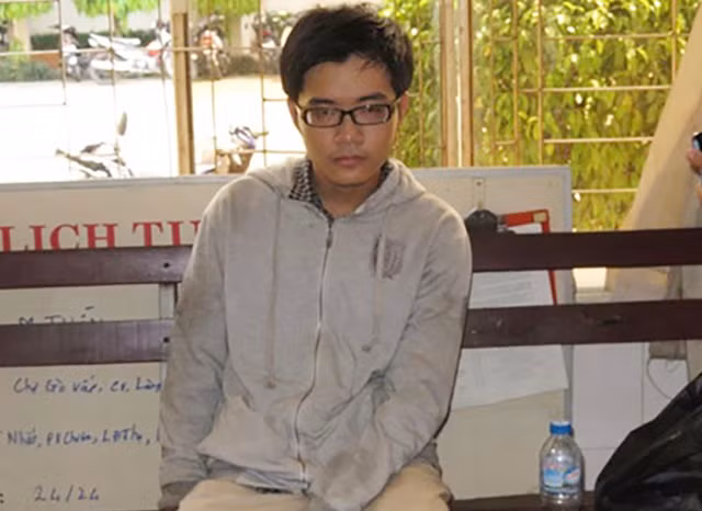  Giết người, phân xác vì bị ép 'quan hệ' đồng tính: Ngày 25/5/2014, Công an TP HCM đã bắt khẩn cấp Trần Nhật Duy (SN 1994) – hung thủ giết người, phân xác tại phòng trọ ở quận Gò Vấp, TP HCM – để điều tra hành vi giết người, cướp tài sản. Theo lời khai ban đầu, Duy và anh Vạn Anh Tuấn (SN 1984, nạn nhân) có mối quan hệ đồng tính từ khi Duy là nam sinh lớp 11 tại Tiền Giang. Đến năm 2013, Duy đậu đại học nên anh Tuấn dọn lên TP HCM thuê nhà trọ. Sau đó, do ghen tuông Duy có tình cảm với người khác nên anh Tuấn thường có lời lẽ không hay. Vì vậy, Duy nảy sinh ý định giết anh Tuấn để kết thúc mối tình này. 