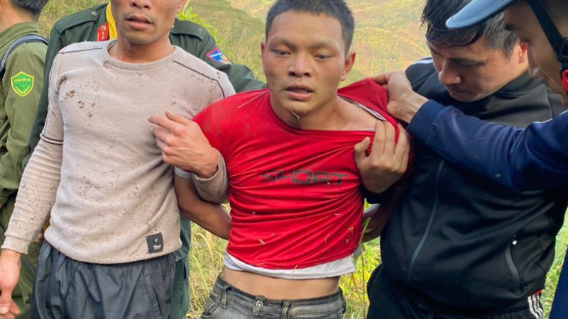 Minh vốn là đối tượng nghiện ma túy, không có công ăn việc làm, thi thoảng đối tượng rời địa phương đi làm khắp nơi. Sau nhiều ngày lùng sục, hơn 100 cán bộ, chiến sĩ Công an tỉnh Lai Châu xác định được Minh đang lẩn trốn tại một hang đá trên núi. Xác định đây là đối tượng nguy hiểm, lực lượng truy bắt đã bố trí nhiều vòng, đồng loạt siết chặt. Minh bị bắt ngay sau đó. Trước những chứng cứ không thể chối cãi, Minh đã khai nhận toàn bộ hành vi phạm tội của mình. Gã cho biết do thiếu tiền chi tiêu nên nảy sinh ý định đi cướp tài sản. 