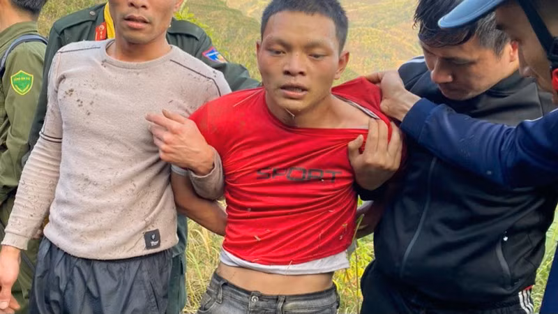 Minh vốn là đối tượng nghiện ma túy, không có công ăn việc làm, thi thoảng đối tượng rời địa phương đi làm khắp nơi. Sau nhiều ngày lùng sục, hơn 100 cán bộ, chiến sĩ Công an tỉnh Lai Châu xác định được Minh đang lẩn trốn tại một hang đá trên núi. Xác định đây là đối tượng nguy hiểm, lực lượng truy bắt đã bố trí nhiều vòng, đồng loạt siết chặt. Minh bị bắt ngay sau đó. Trước những chứng cứ không thể chối cãi, Minh đã khai nhận toàn bộ hành vi phạm tội của mình. Gã cho biết do thiếu tiền chi tiêu nên nảy sinh ý định đi cướp tài sản. 