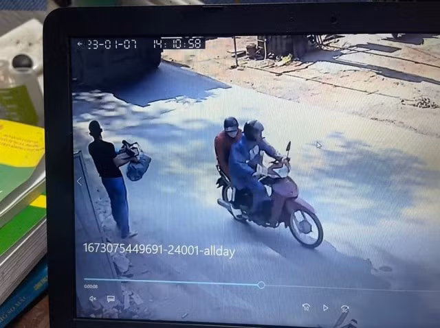 Qua một vài hình ảnh camera ngoài đường lớn, công an phát hiện trước thời điểm nạn nhân được tìm thấy, có 2 người đàn ông mặc áo mưa đi xe máy màu đỏ vào rừng cao su. Một lát sau, chiếc xe máy lại xuất hiện nhưng lần này chỉ còn 1 người, đi về hướng Phong Thổ. Tập trung nguồn lực để xác minh biển số xe máy, các điều tra viên đã phải lọc ra rất nhiều con số ngẫu nhiên, bởi lẽ hình ảnh camera khá mờ. Tất cả những biển kiểm soát này được tra cứu rồi liên hệ với chủ xe để xác minh thông tin. Sau nhiều giờ tìm kiếm, cuối cùng biển kiểm soát xe cũng được xác định là xe đăng ký ở Hải Dương. (Ảnh tư liệu)