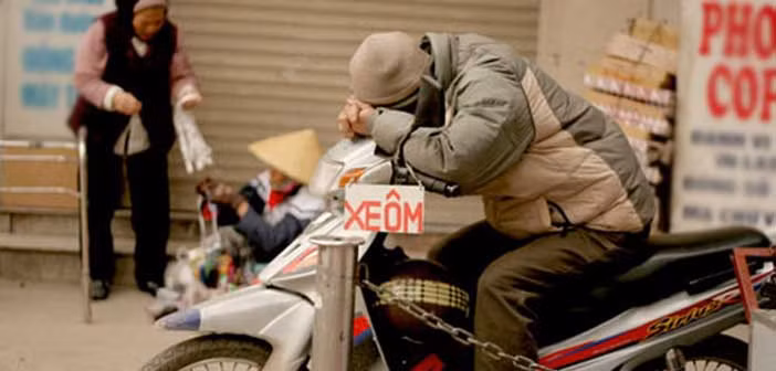 Tiếp tục truy ngược theo manh mối, công an xác định chủ xe gần nhất là anh Vũ Văn Y (SN 1979, trú tại Bắc Giang). Khi làm việc với cơ quan công an, người nhà anh Y cho biết anh này đi khỏi nhà từ ngày 6/1/2023 và mất liên lạc. Anh Y hành nghề xe ôm. Tiến hành cho nhận diện, gia đình xác nhận anh Y và nạn nhân được phát hiện đã tử vong ở Phong Thổ (Lai Châu) là một. Lúc này, câu hỏi đặt ra là, vì sao anh Y đi cả mấy trăm cây số lên Phong Thổ để rồi bị sát hại, cướp tài sản? (Ảnh minh họa, nguồn internet) 