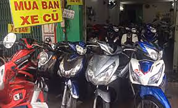 Lần theo dấu vết chiếc xe, công an cũng tìm được người mua lại chiếc xe của anh Y với giá 4 triệu đồng. Người mua xe đã cung cấp cho công an một cái tên cùng hình ảnh chụp đối tượng đem xe tới bán. Từ hình ảnh này, Công an tỉnh Lai Châu nhanh chóng xác định nghi phạm là Lù Xuân Minh (23 tuổi, trú tại Hoàng Then, Phong Thổ, Lai Châu). Sau khi vụ án xảy ra, Minh không có mặt tại địa phương, không rõ nơi trú ngụ.(Ảnh minh họa, nguồn internet) 