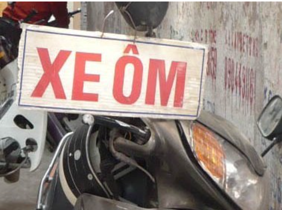 Ảnh của nạn nhân được gửi đi khắp các nơi, nhưng không nhận được bất cứ tin tức nào về việc có người mất tích hay đi khỏi nhà không rõ nguyên nhân. Các điều tra viên nhận định, nạn nhân hành nghề xe ôm, là người ở nơi khác đến. Sau khi bị sát hại, chiếc xe máy đã biến mất, như thế, hung thủ đã có chủ ý. Một điểm đáng lưu tâm là khu vực rừng cao su này chỉ dân địa phương mới biết rõ. Hung thủ chọn địa điểm, chọn cả được khung giờ vắng vẻ chứng tỏ rất thạo đường và hiểu được giờ giấc làm việc của người dân nơi đây. (Ảnh minh họa, nguồn internet)