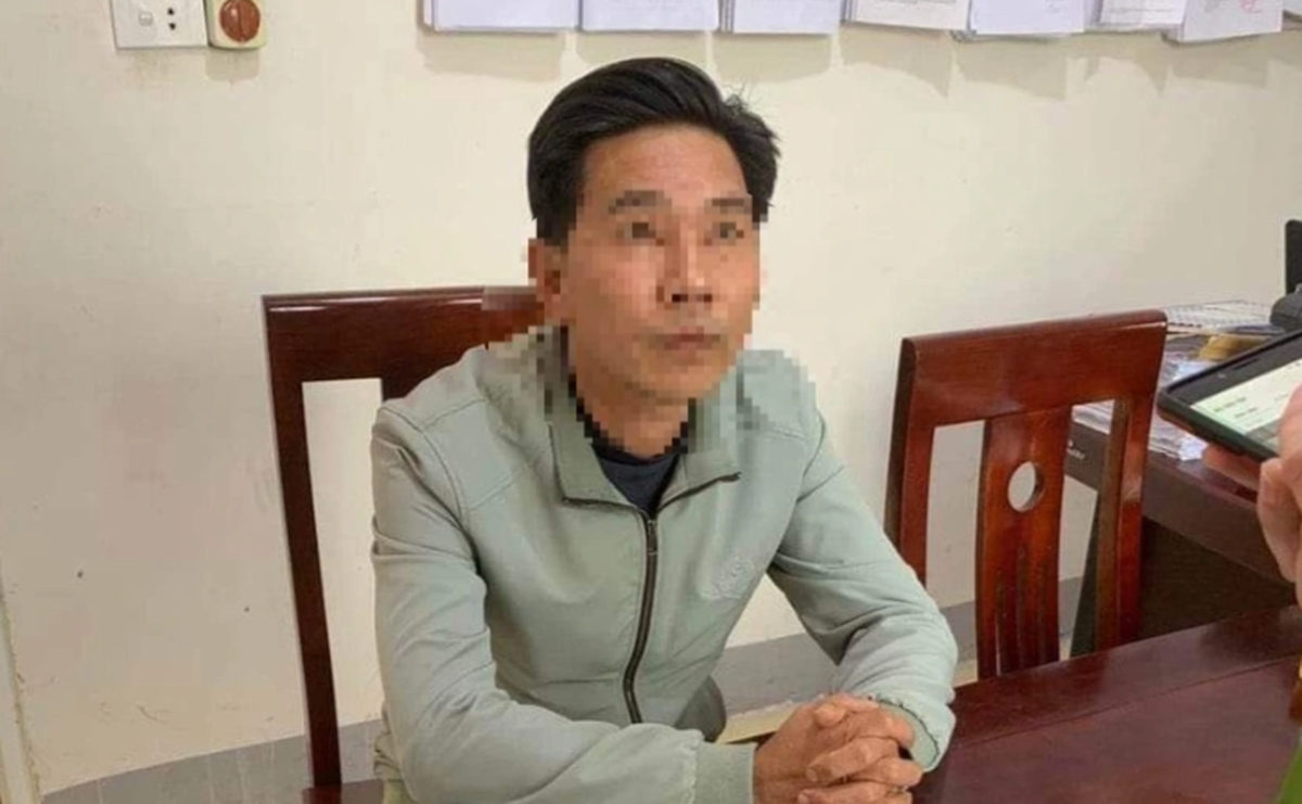  Thầy giáo khai nhận dâm ô nhiều nữ sinh tiểu học: Ngày 24/2, Công an huyện Con Cuông, tỉnh Nghệ An đã khởi tố bị can, bắt tạm giam đối với thầy giáo Nguyễn Văn H.N. (SN 1971, trú thị trấn Con Cuông, Nghệ An) - giáo viên Trường Tiểu học Bồng Khê, liên quan đến việc "đụng chạm" nhiều học sinh nữ trong trường. Tại cơ quan điều tra, thầy Nguyễn Văn H.N khai nhận đã nhiều lần sờ mó vào những bộ phận nhạy cảm của các em học sinh nữ.