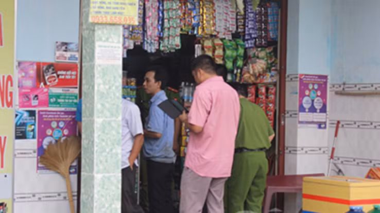 Thông tin bà Phương Thị Xa bị sát hại dã man khiến dư luận địa phương vô cùng sửng sốt và lo sợ. Do tại hiện trường, đồ đạc không bị xáo trộn nhiều, trang sức trên người nạn nhân vẫn còn nguyên, duy chỉ có điện thoại và giấy tờ tùy thân của bà Xa bị biến mất, nên khá nhiều giả thuyết về động cơ gây án của hung thủ được cơ quan điều tra đưa ra. Nổi lên trong số đó là nguyên nhân do tình hoặc tiền. (Ảnh minh họa, nguồn internet)