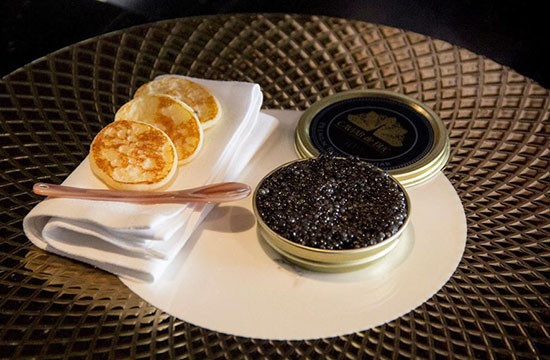 Trứng cá muối Caviar có vị ngon nhất khi được ướp lạnh. Ảnh: hieuhaisan.