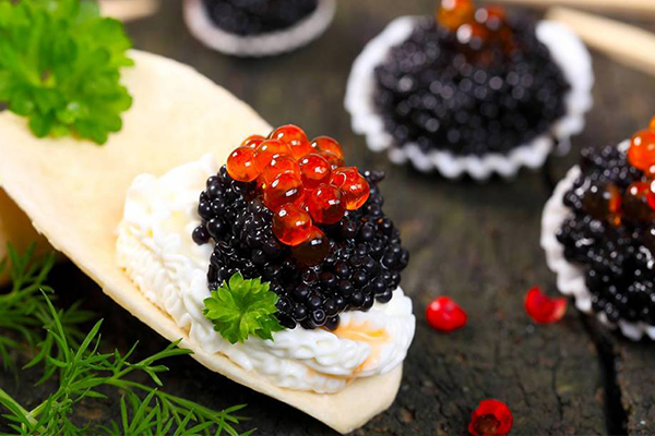 Để thưởng thức hương vị tinh khiết của trứng cá muối Caviar một cách trọn vẹn nhất, bạn cần sử dụng thìa bằng ngọc trai, pha lê hoặc gốm vì trứng cá muối sẽ bị biến chất khi tiếp xúc với kim loại. Ảnh: caviarrussia.