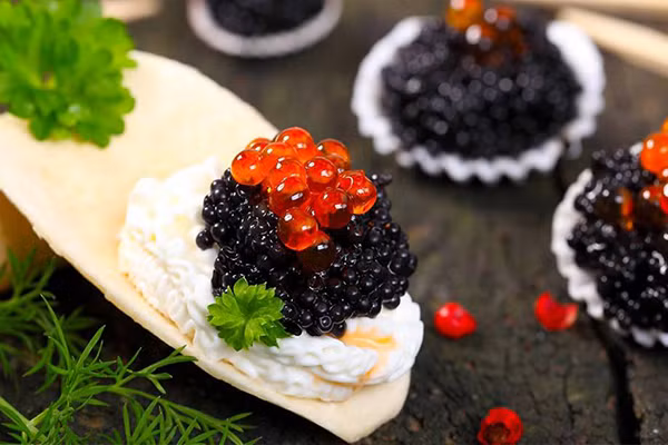 Để thưởng thức hương vị tinh khiết của trứng cá muối Caviar một cách trọn vẹn nhất, bạn cần sử dụng thìa bằng ngọc trai, pha lê hoặc gốm vì trứng cá muối sẽ bị biến chất khi tiếp xúc với kim loại. Ảnh: caviarrussia.