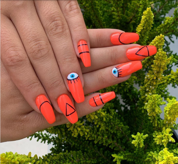 Dũa móng tay của bạn và sơn hoàn toàn màu cam hoặc kết hợp với màu đen, trắng và vàng chắc chắn sẽ mang đến cho bạn một bộ màu nail đẹp miễn chê.