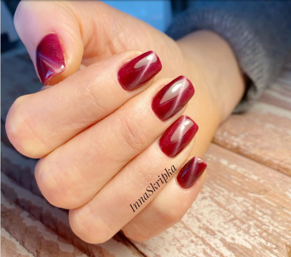 Thu này, hãy thử cho mình một bộ móng màu đỏ ánh hồng sang chảnh như thế này.